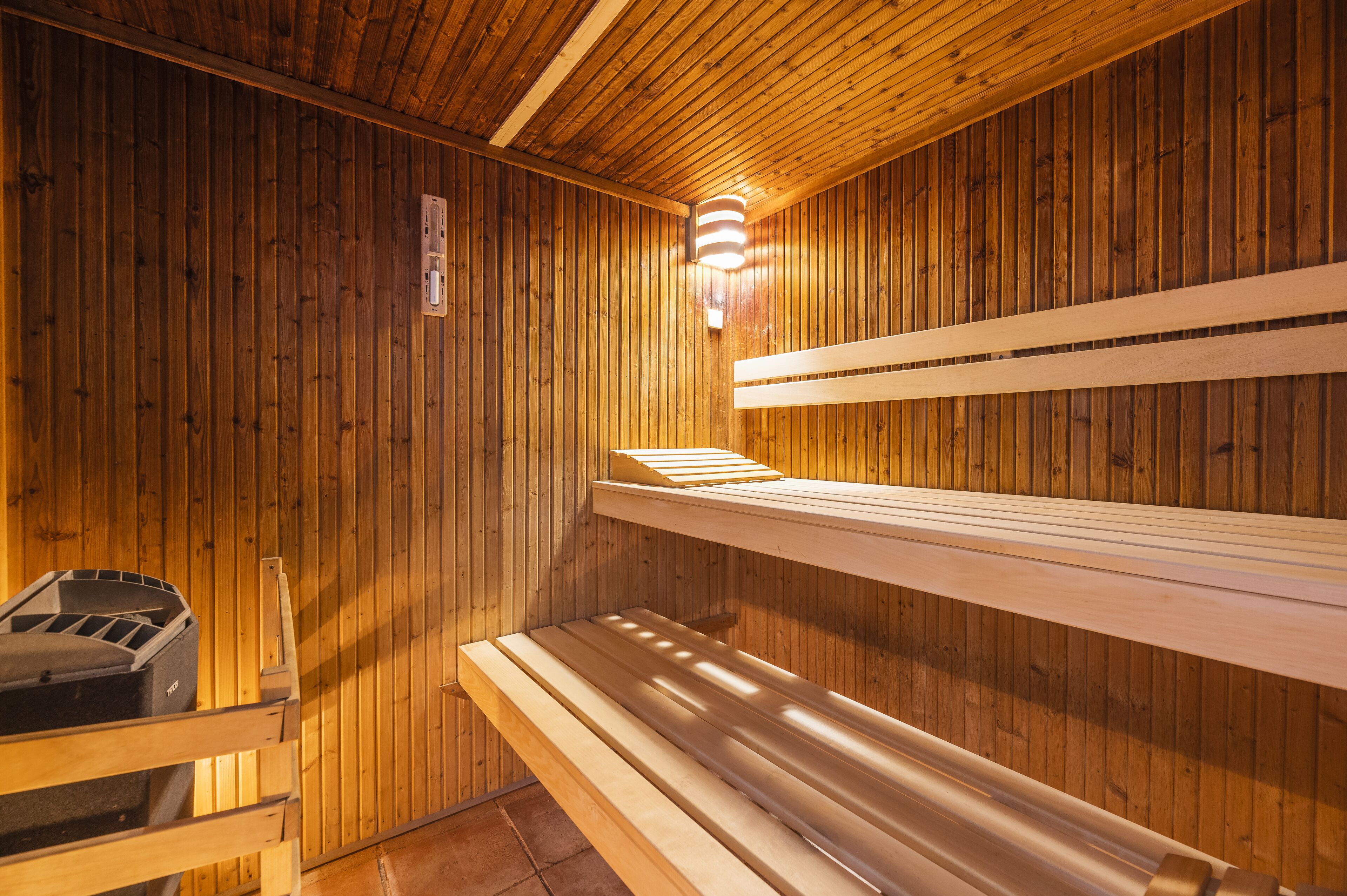 Una sauna con paredes y bancos de madera.