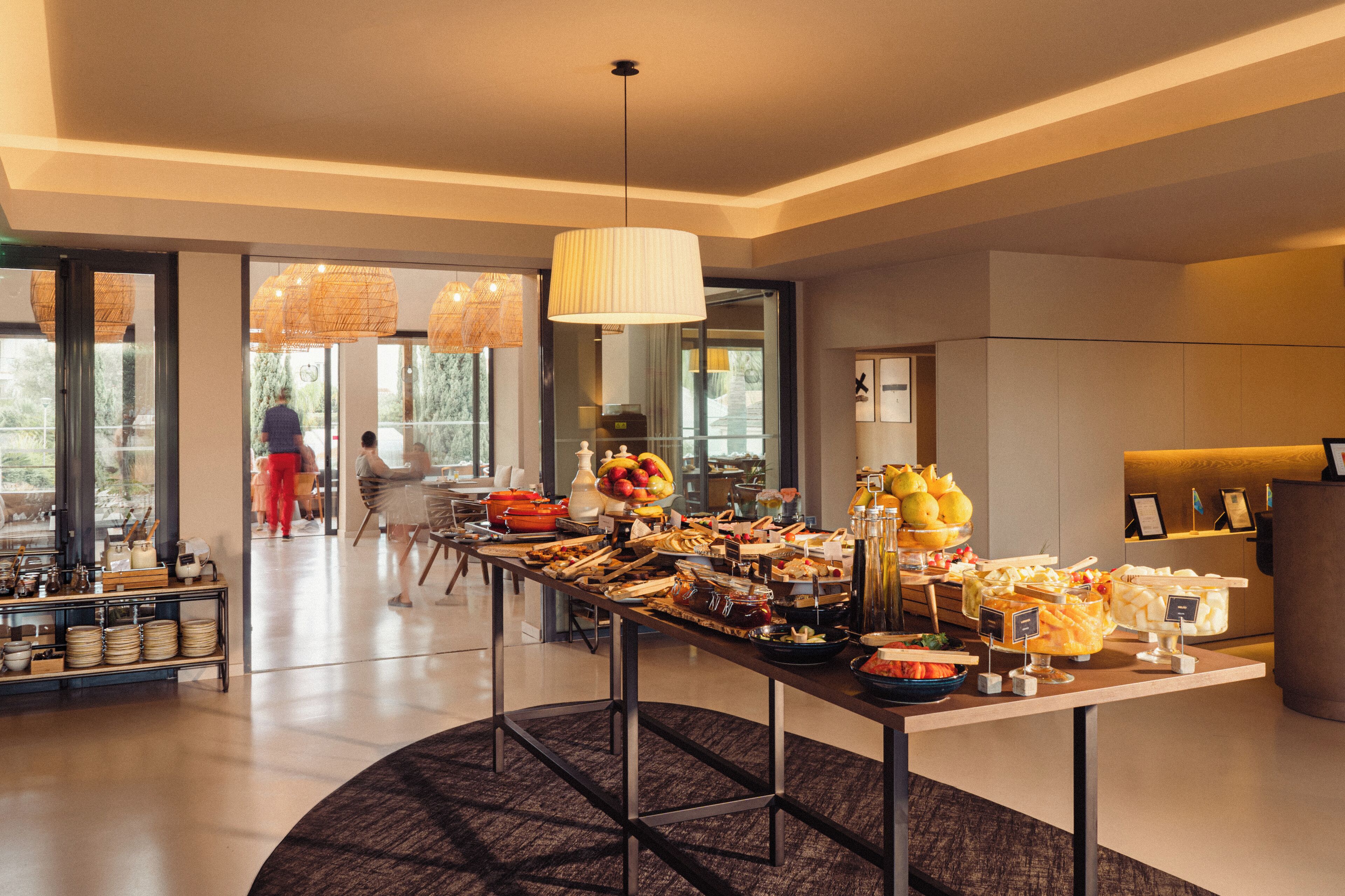 Tägliches Frühstücksbuffet (15 EUR pro Person)