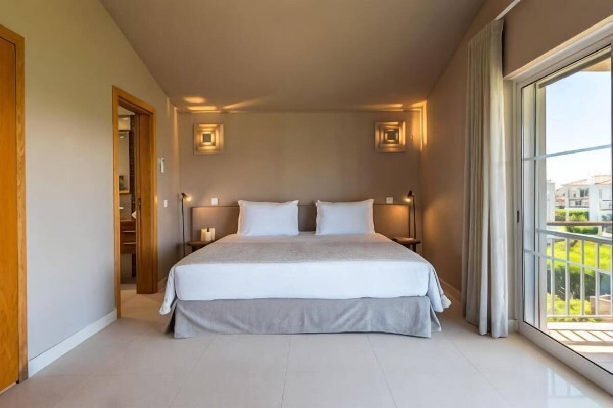 Hypo-allergenic bedding available, in-room safe, desk, blackout drapes