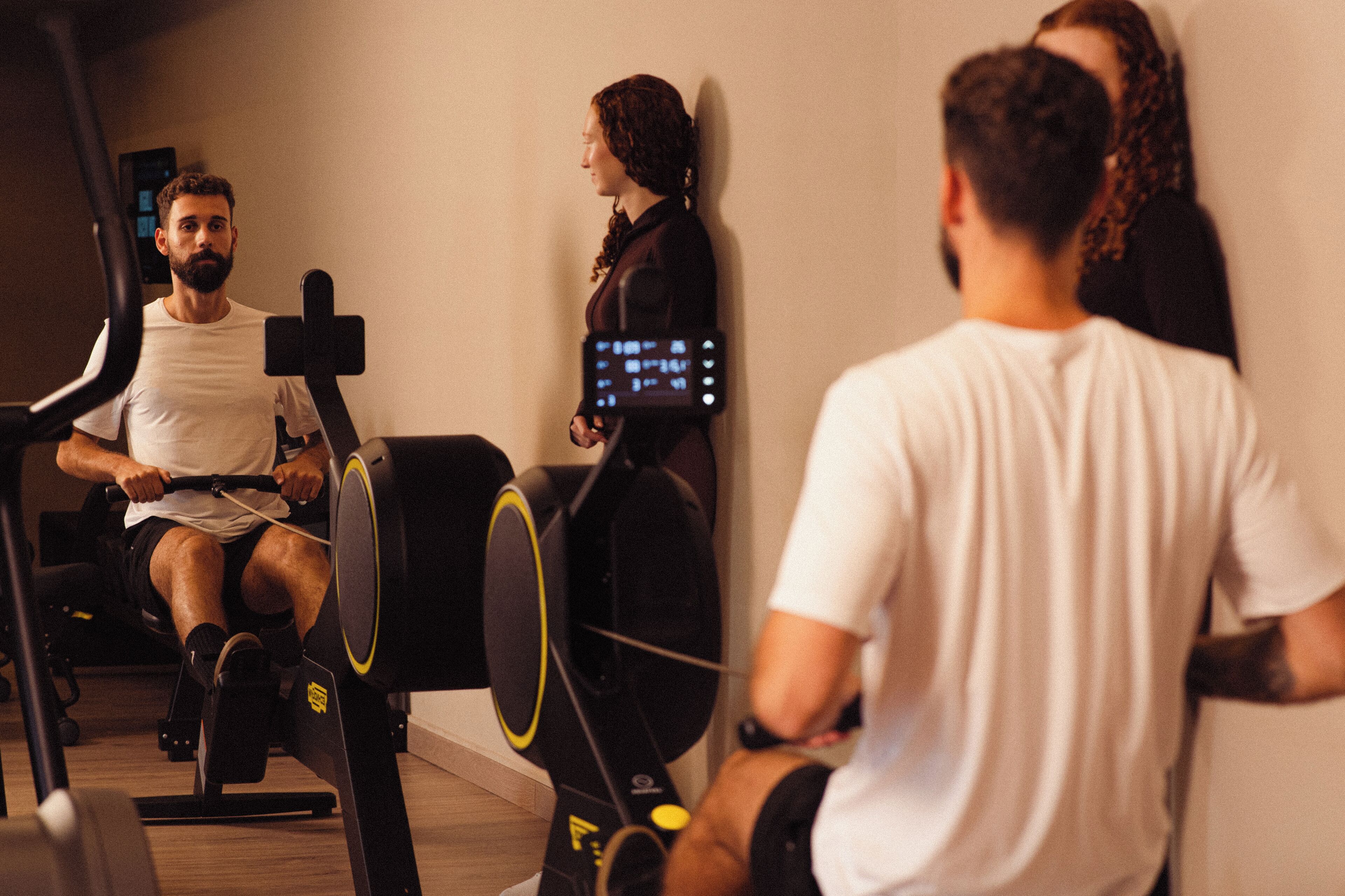 Et fitnessrum med motionscykler og løbebånd.