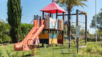 Tempat bermain anak - outdoor