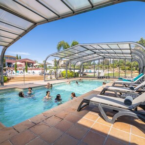 Piscine couverte, 2 piscines extérieures, parasols de plage