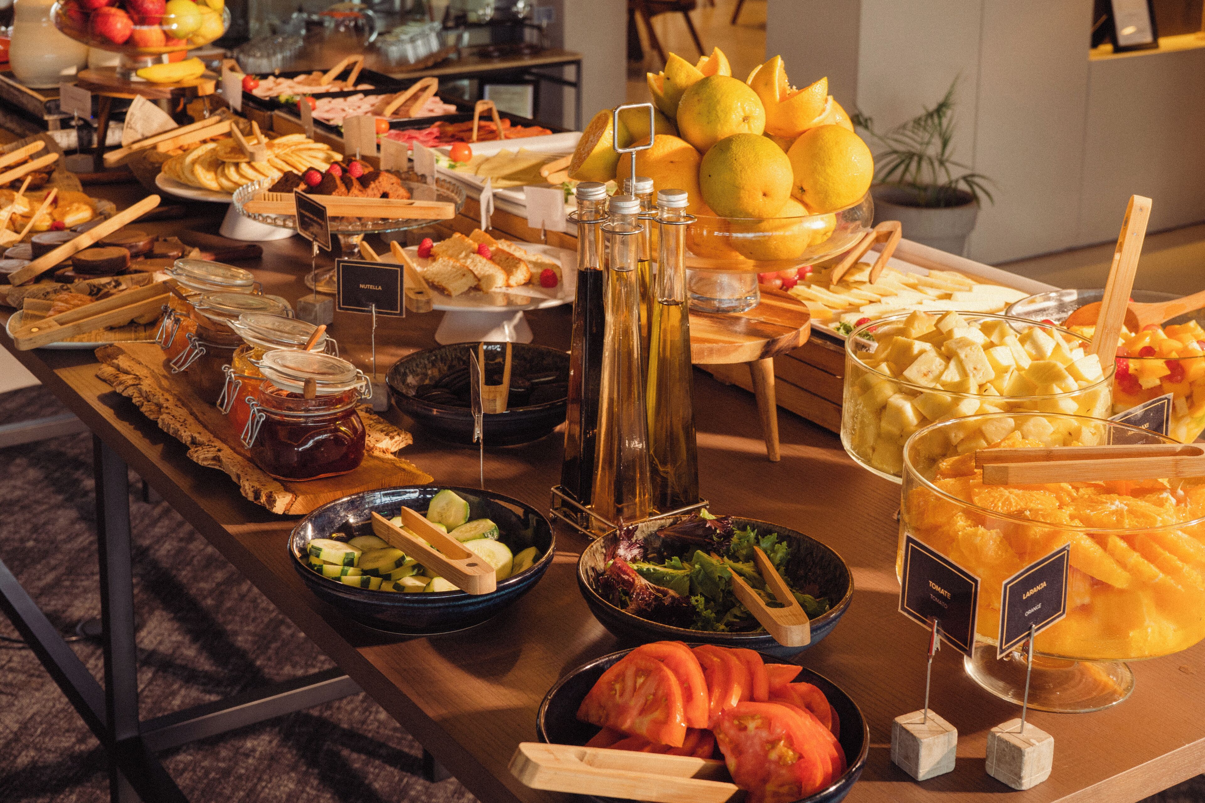 Una mesa de buffet con diversos alimentos y salsas.