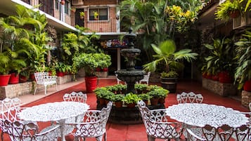 Coin salon dans le hall