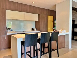 Refrigerador con congelador y cafetera y tetera 