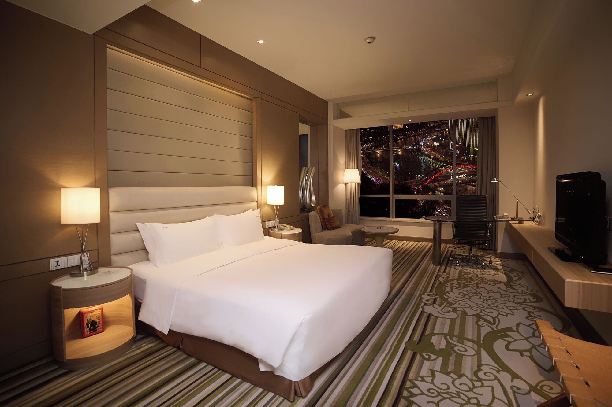 Standard Room, 1 King Bed, River View | Minibar, in-room safe, desk, iron/ironing board
