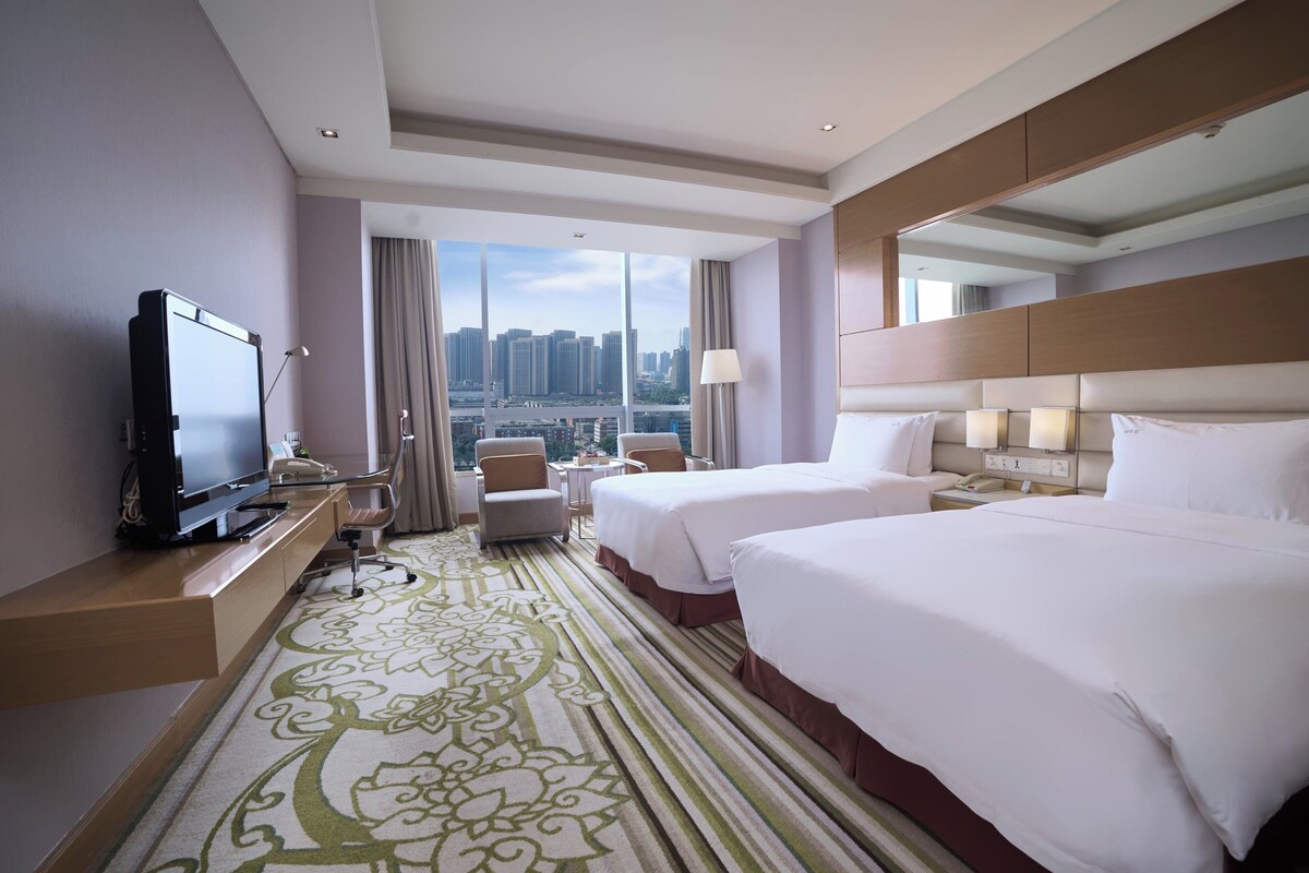Minibar, in-room safe, desk, iron/ironing board