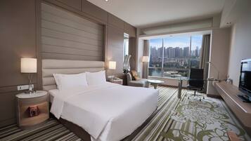 Minibar, in-room safe, desk, iron/ironing board