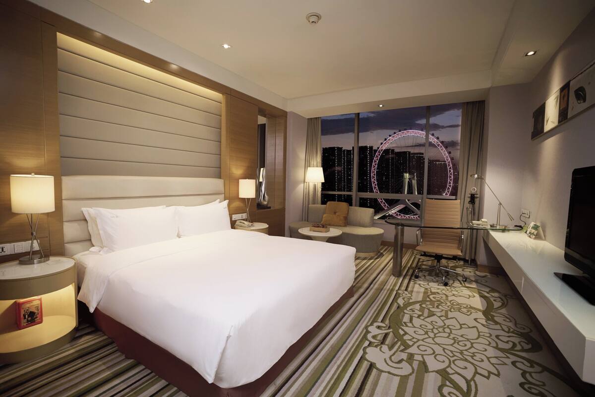 Standard Room, 1 King Bed, Club Lounge Access (TJ Eye View)