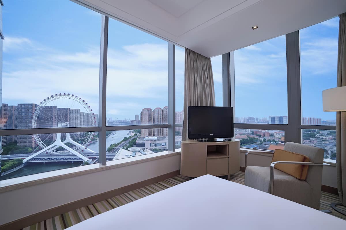 Suite, 1 camera da letto (TJ Eye View) | Minibar, una cassaforte in camera, una scrivania, ferro/asse da stiro