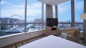 Suite, 1 slaapkamer (TJ Eye View) | Een minibar, een kluis op de kamer, een bureau