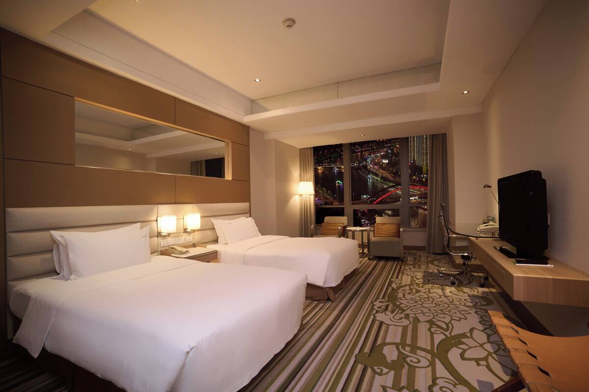 Minibar, in-room safe, desk, iron/ironing board