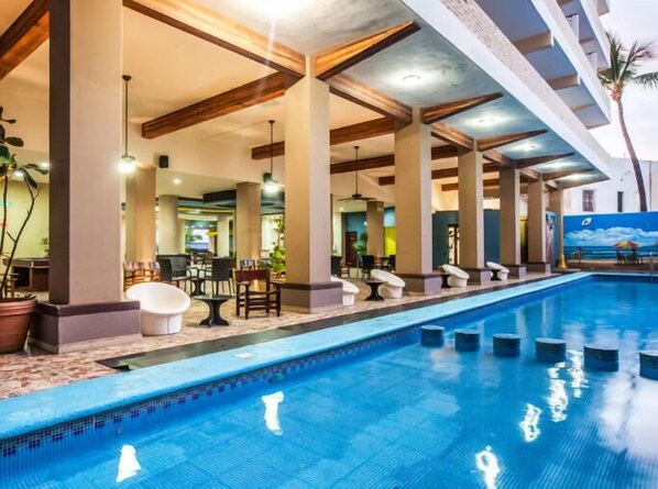 Outdoor pool, open 10:00 AM to 8:00 PM, sun loungers - Hotel Playa Bonita (Mazatlán)