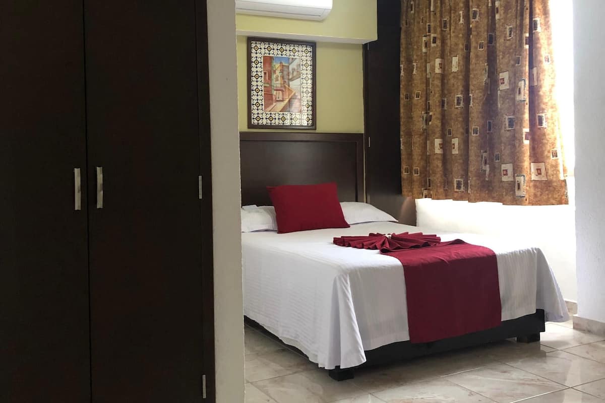 Edredón, tabla de planchar con plancha, wifi gratis y ropa de cama