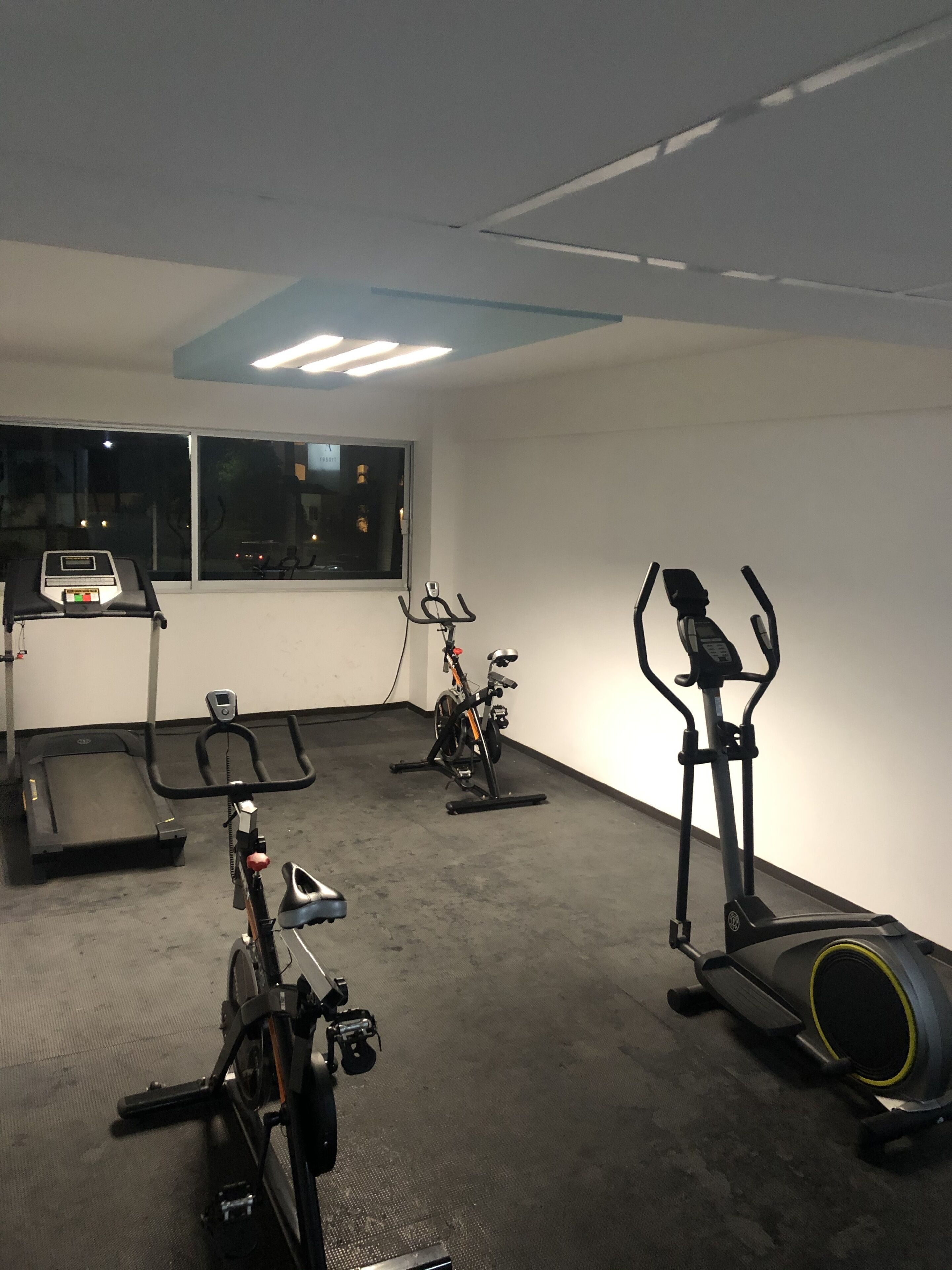 Een sportschool met loopbanden, hometrainers en crosstrainers.