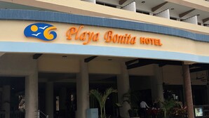 The exterior of Playa Bonita Hotel with a prominent sign, a covered entrance, and a staircase leading to the lobby. - Hotel Playa Bonita (Mazatlán)