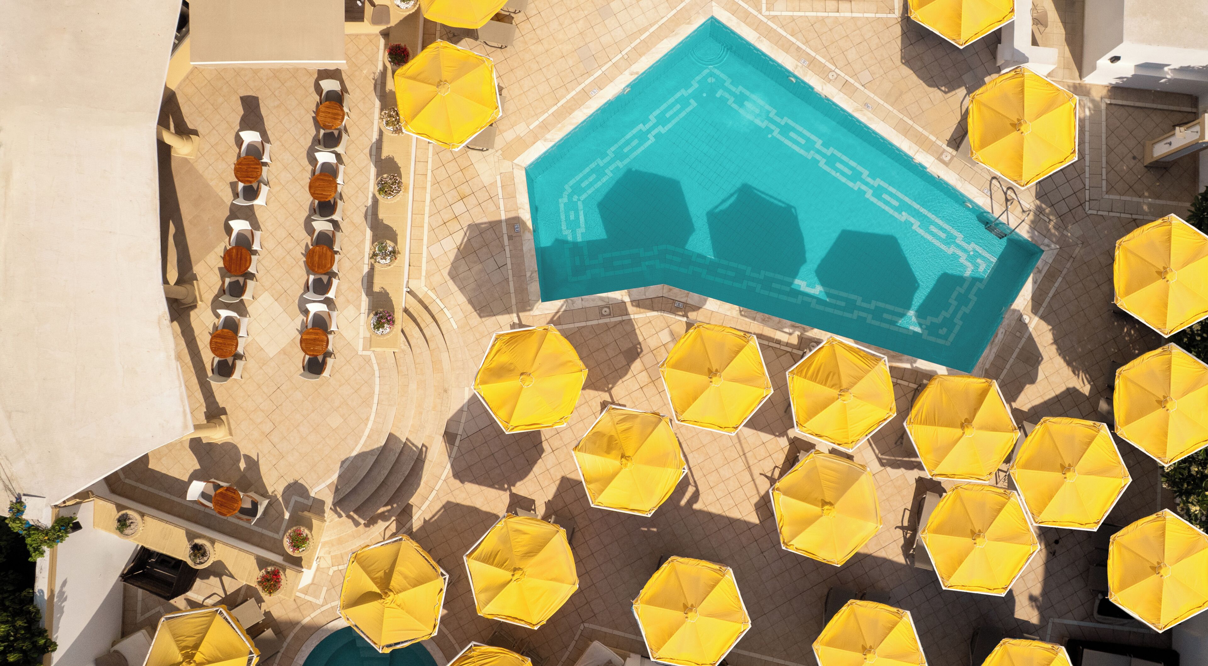 สระว่ายน้ำกลางแจ้ง, ร่มริมสระว่ายน้ำ, เก้าอี้อาบแดดริมสระ