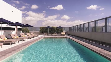 Utendørsbasseng og bassengparasoller