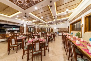 供应早餐、午餐和晚餐，国际美食