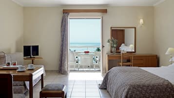 Habitación con 2 camas individuales, vistas al mar | Minibar con artículos gratuitos, caja fuerte, escritorio