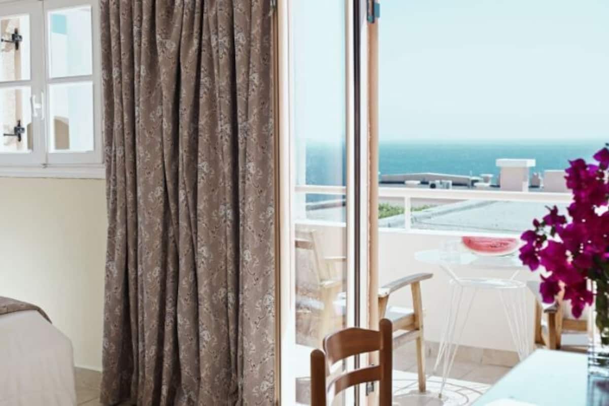 Artículos del minibar gratis y caja de seguridad en la habitación