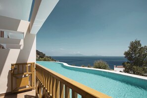 A pool with a clear view of the sea and distant mountains. - Canvas by Mitsis Family Village (Kos)