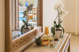 Minibar con artículos gratuitos y caja de seguridad en la habitación 