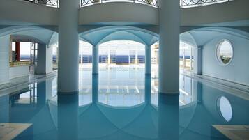 Innenpool, 2 Außenpools, Sonnenschirme, Liegestühle