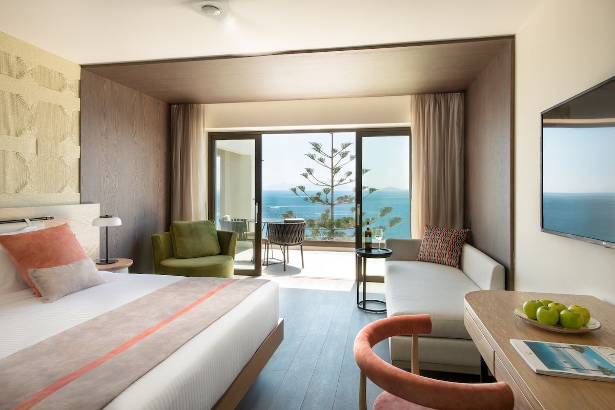 Artículos del minibar gratis y caja de seguridad en la habitación