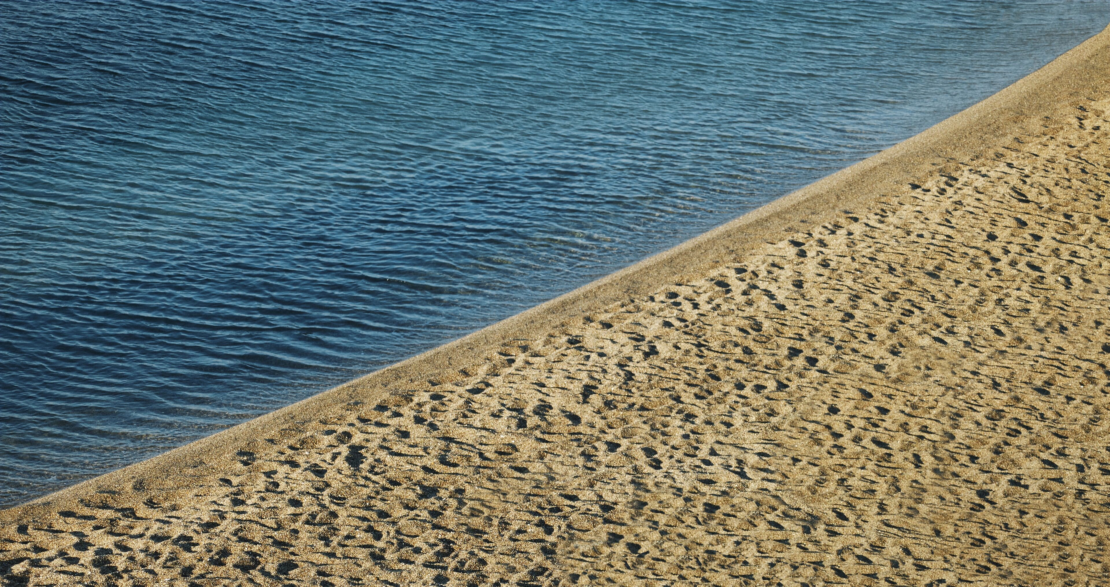 Una playa con una clara separación entre la arena y el agua.