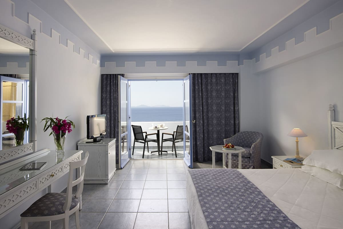 Camera con 2 letti singoli, vista mare | 1 camera, minibar con snack e bevande gratuite, una cassaforte in camera