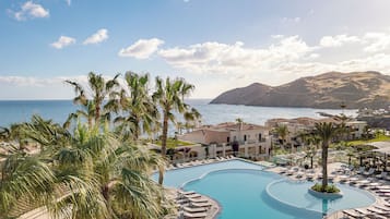 Alberca techada, 5 albercas al aire libre y sombrillas en la alberca