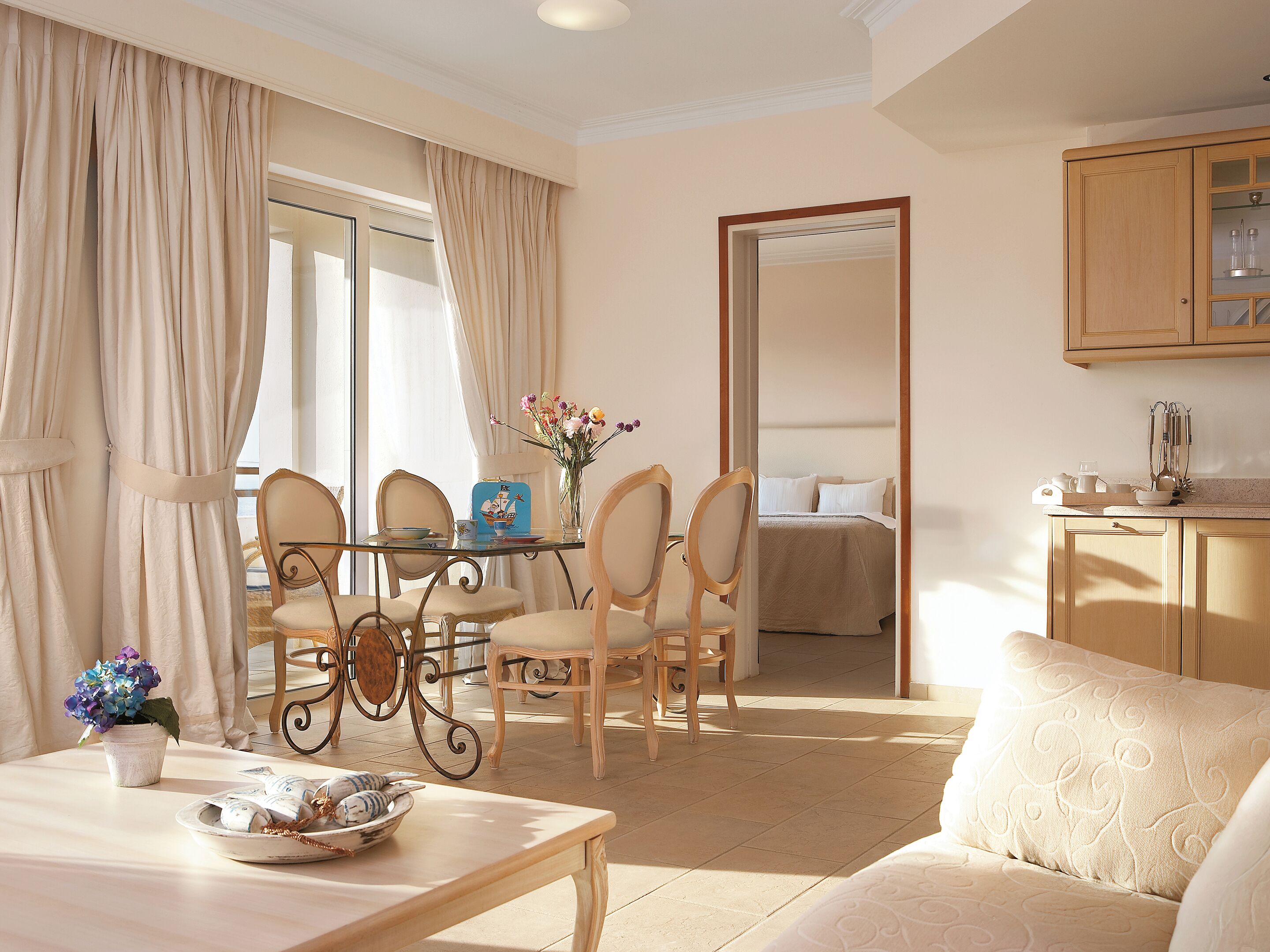 Casa Marina Grand Family Suite Side Sea View/Pool View | Wohnbereich | 32-Zoll-LCD-Fernseher mit Satellitenempfang, Fernseher