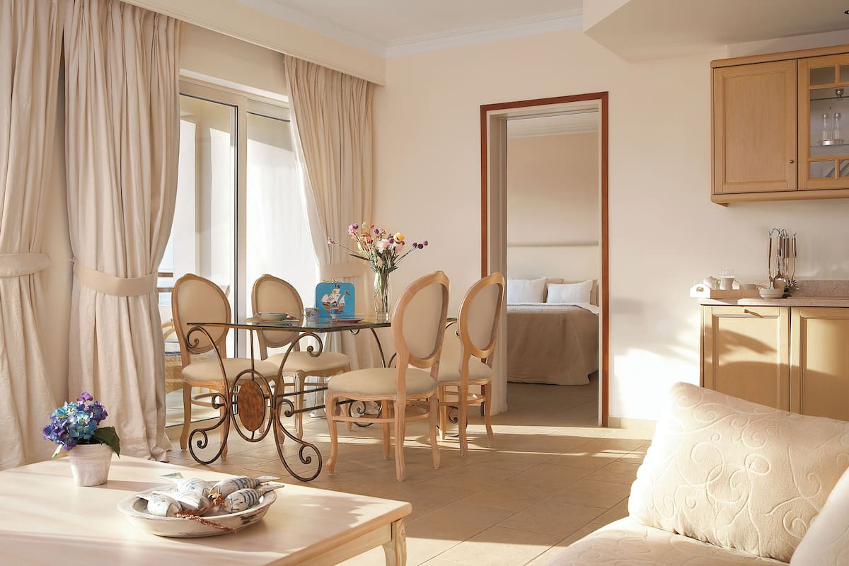 Casa Marina Grand Family Suite Side Sea View/Pool View | Wohnbereich | 32-Zoll-LCD-Fernseher mit Satellitenempfang, Fernseher