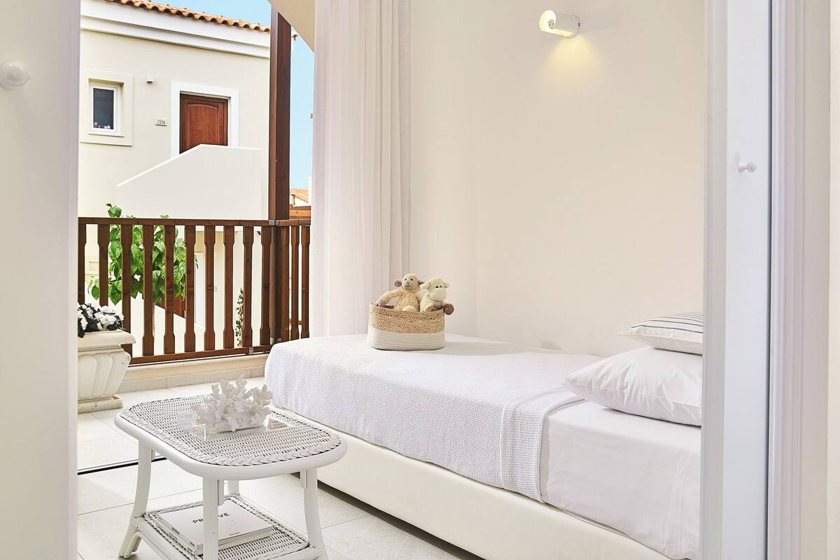 ห้องแฟมิลี่, วิวสวน (Casa Marina Junior) | เครื่องนอนระดับพรีเมียม, ตู้นิรภัยในห้องพัก, ผ้าม่านกันแสง, Wi-Fi ฟรี