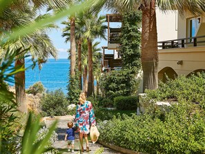 Casa Marina Family Suite, Pool \ Garden View | 高級寢具、迷你吧、客房內保險箱、遮光布/窗簾