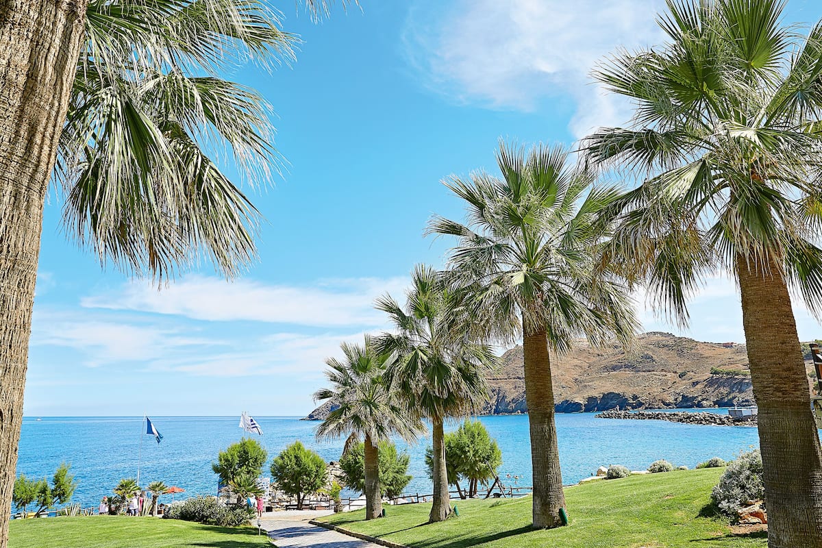 2 bedrooms, premium bedding, minibar, in-room safe