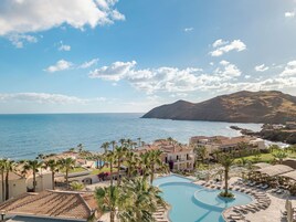 Una piscina techada, 6 piscinas al aire libre, sombrillas