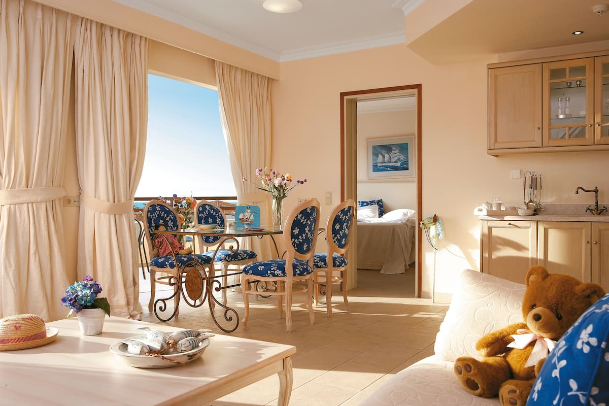 Casa Marina Grand Family Suite Side Sea View/Pool View | Aire de séjour | Téléviseur ACL de 32 po avec télévision par satellite, téléviseur