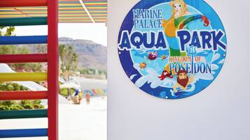 Schild für den Marine Palace Aquatic Park mit einer Meerjungfern-Illustration und einem Seepferdchen.