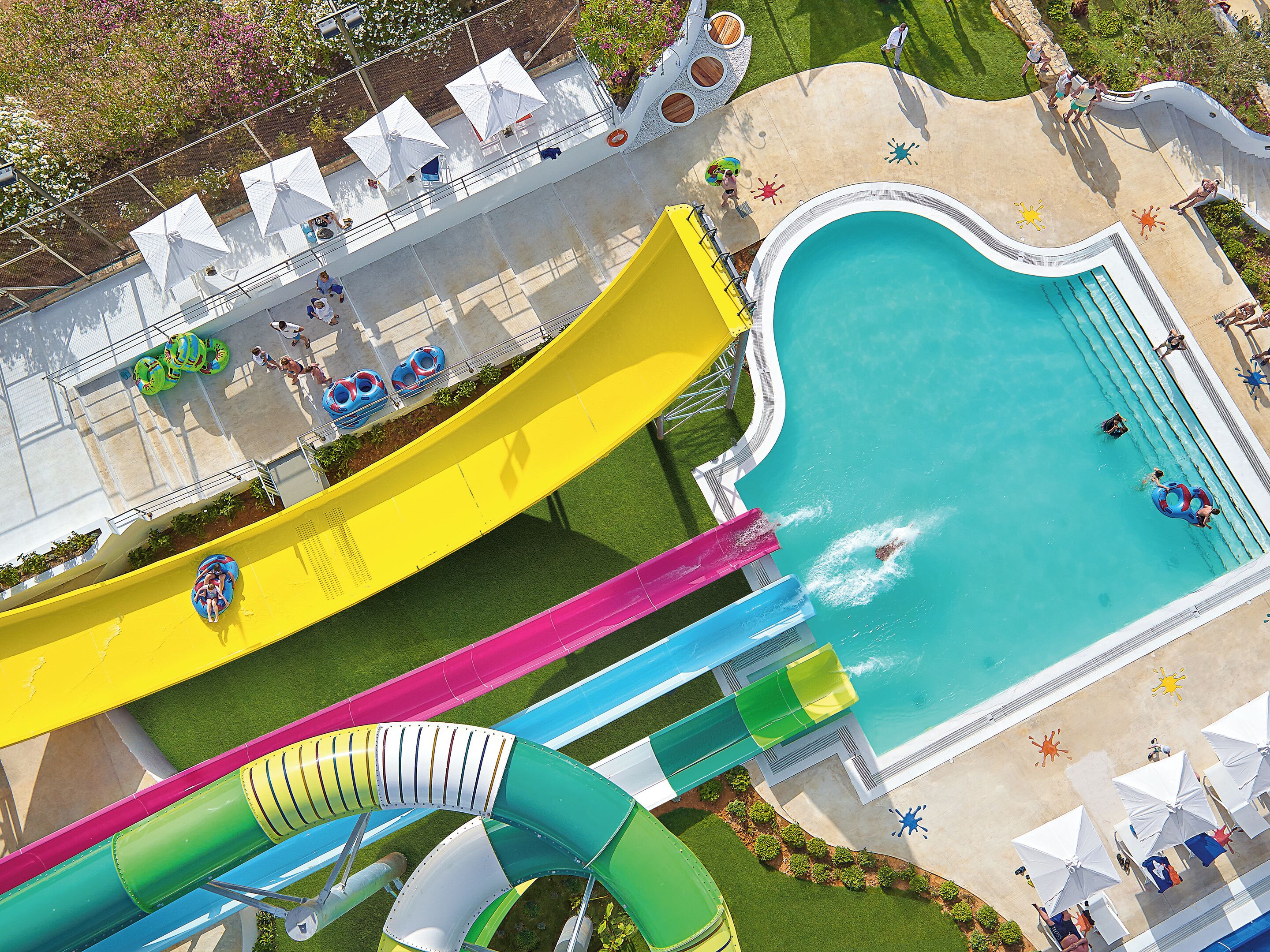 Un parc aquatique doté de nombreux toboggans et d’une piscine.