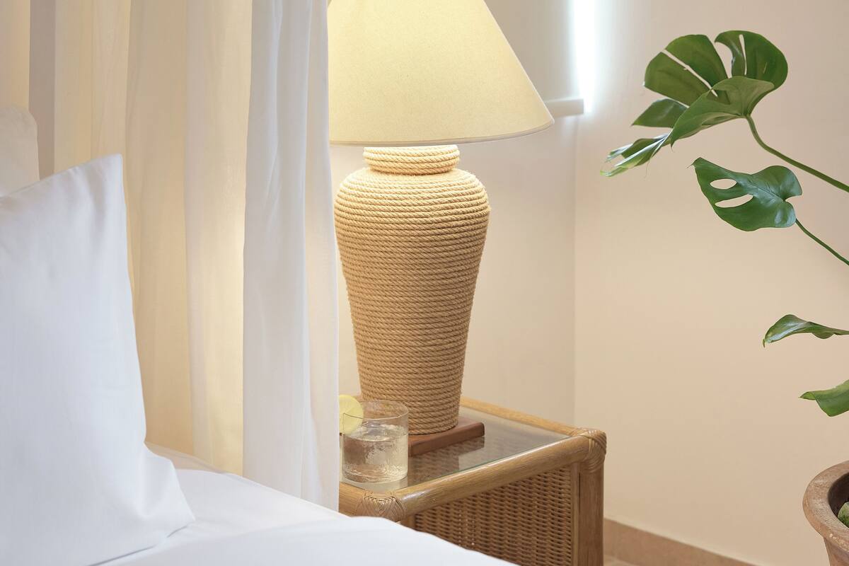 ห้องจูเนียร์สวีท | เครื่องนอนระดับพรีเมียม, ตู้นิรภัยในห้องพัก, ผ้าม่านกันแสง, Wi-Fi ฟรี