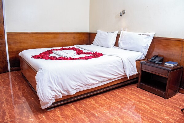 Standard-huone | Tallelokero huoneessa, työpöytä, äänieristys, silitysrauta/-lauta