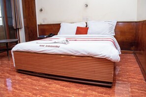 In-room safe, desk, soundproofing, iron/ironing board - Hotel Ambassadeur (Nairobi)