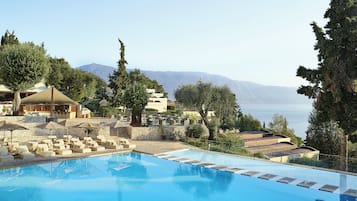 Innenpool, 2 Außenpools, Cabañas (kostenlos), Sonnenschirme