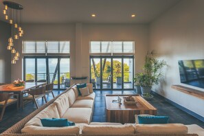 The Penthouse - Best Ocean Views - (# of bedrooms available depends on # of guests reserved) | Oleskelualue | 55–tuumainen LCD-televisio, jossa kaapelikanavat