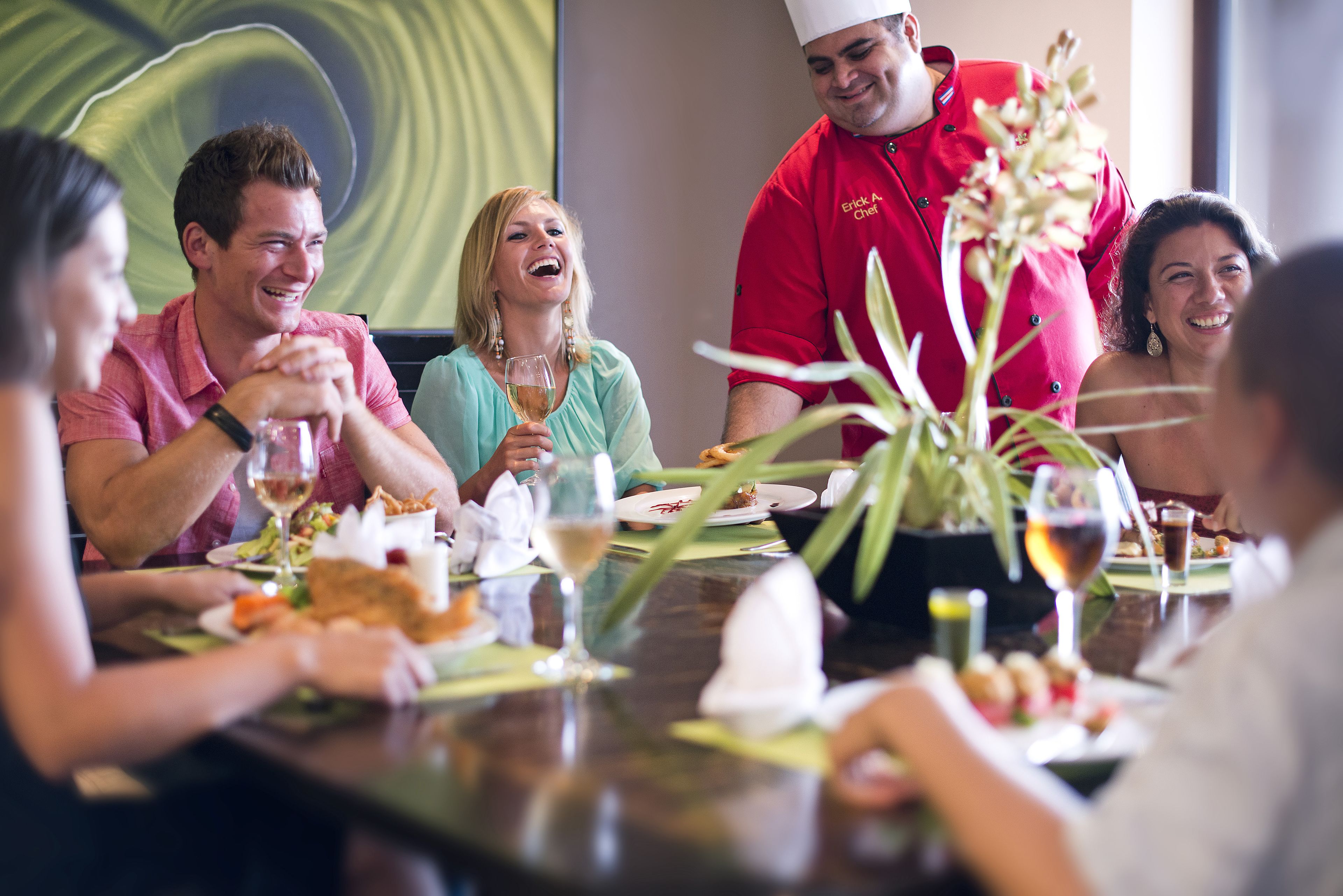 حيث تُقدم وجبات الإفطار، الغداء، الأطباق المحلية، إطلالات على المحيط