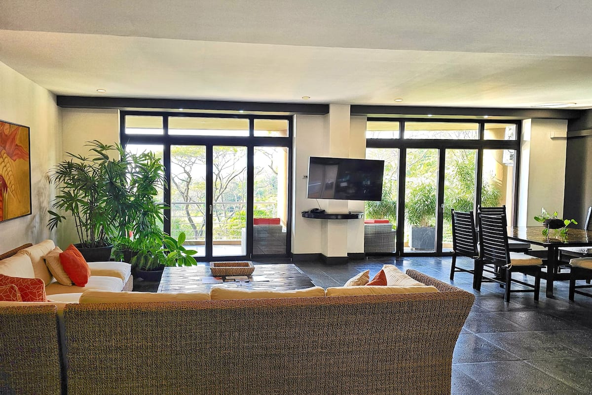 Garden Suites - (# of bedrooms available depends on # of guests reserved) | Área de sala de estar | Televisión LCD de 55 pulgadas con canales por cable y televisión