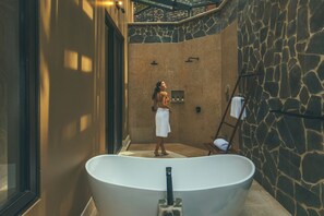 Luxury Villa - Adults Only | Bathroom | Free toiletries, hair dryer, towels, soap - Los Altos Resort (Quepos)