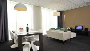 Appartement | Een kluis op de kamer, individueel gemeubileerd, een bureau